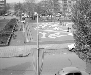 58223 Gezicht op een deel van het Herderplein te Utrecht, tijdens de voorbereidingen voor de viering van Koninginnedag, ...
